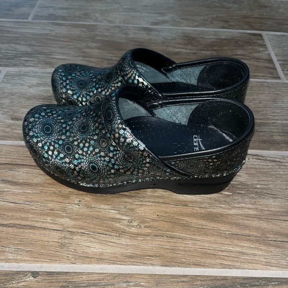 Dansko Black Metallic Medallion Embossed Professional Clogs Shoes Womens Size 36 - Picture 2 of 4